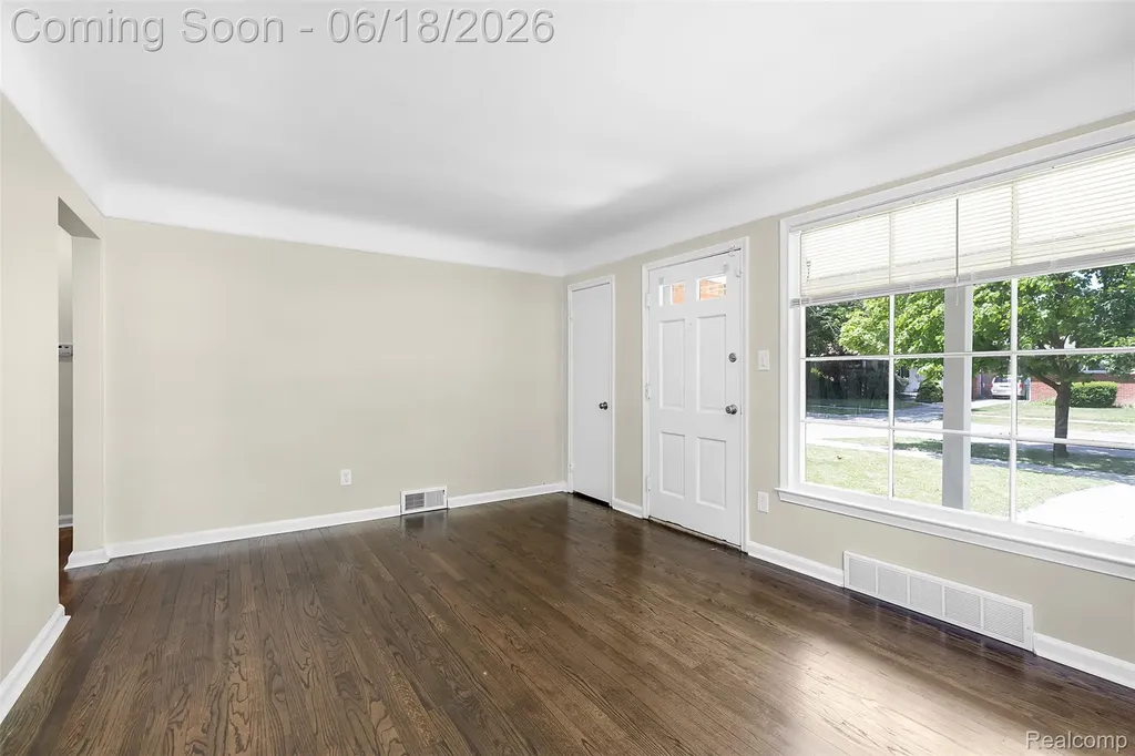 19296 Berden Street Harper Woods City MI 48225