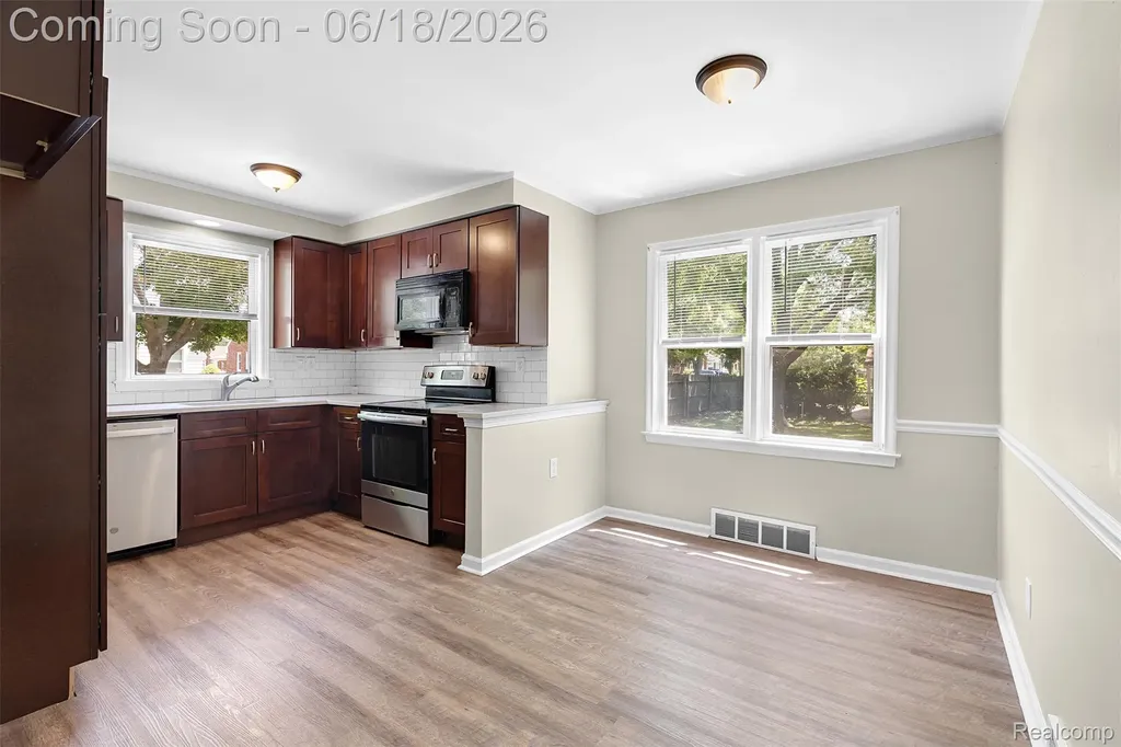 19296 Berden Street Harper Woods City MI 48225