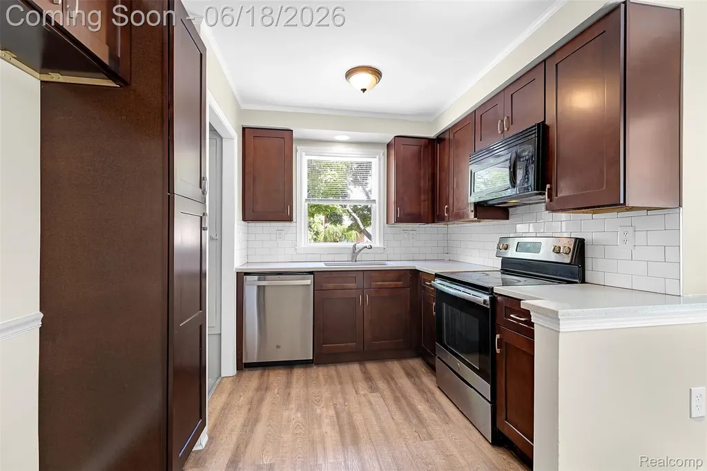 19296 Berden Street Harper Woods City MI 48225