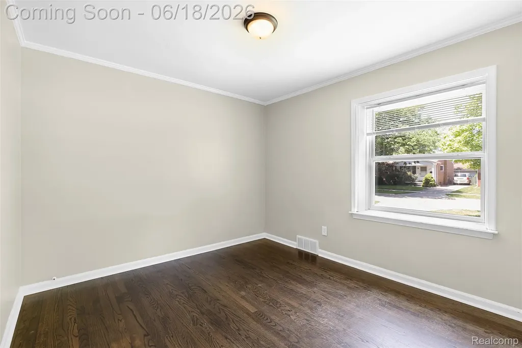 19296 Berden Street Harper Woods City MI 48225