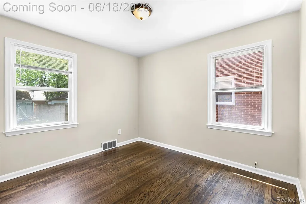 19296 Berden Street Harper Woods City MI 48225