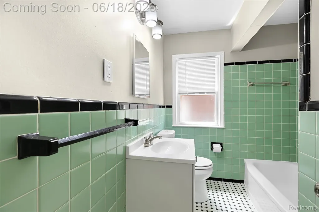 19296 Berden Street Harper Woods City MI 48225