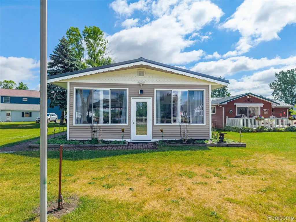 1656 S Riverside Drive Au Gres City MI 48703