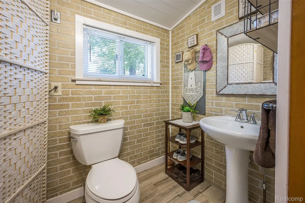 1656 S Riverside Drive Au Gres City MI 48703