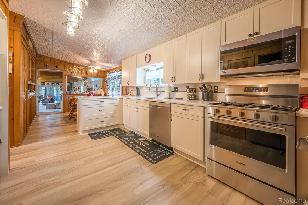 1656 S Riverside Drive Au Gres City MI 48703