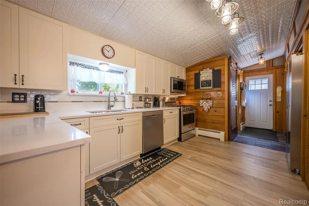 1656 S Riverside Drive Au Gres City MI 48703