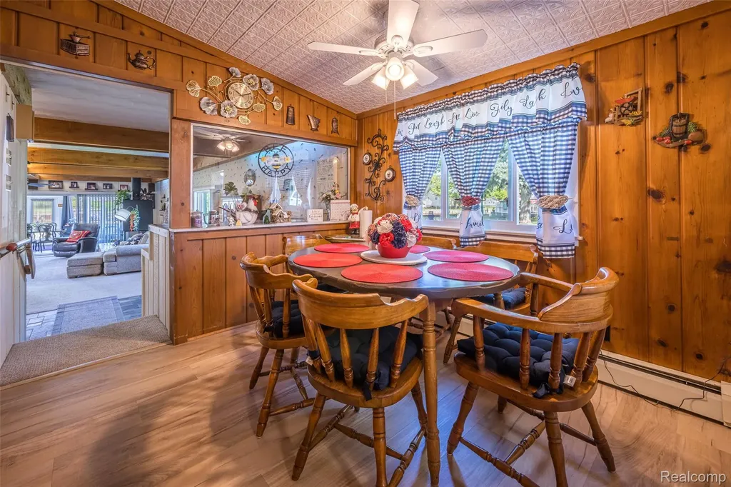 1656 S Riverside Drive Au Gres City MI 48703