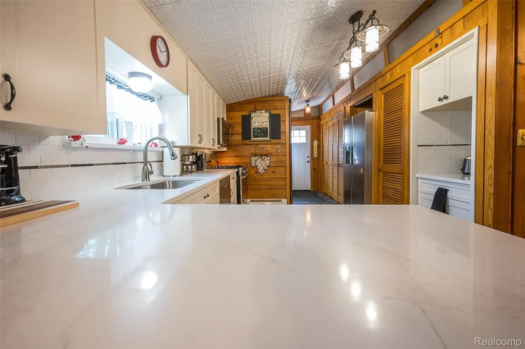 1656 S Riverside Drive Au Gres City MI 48703