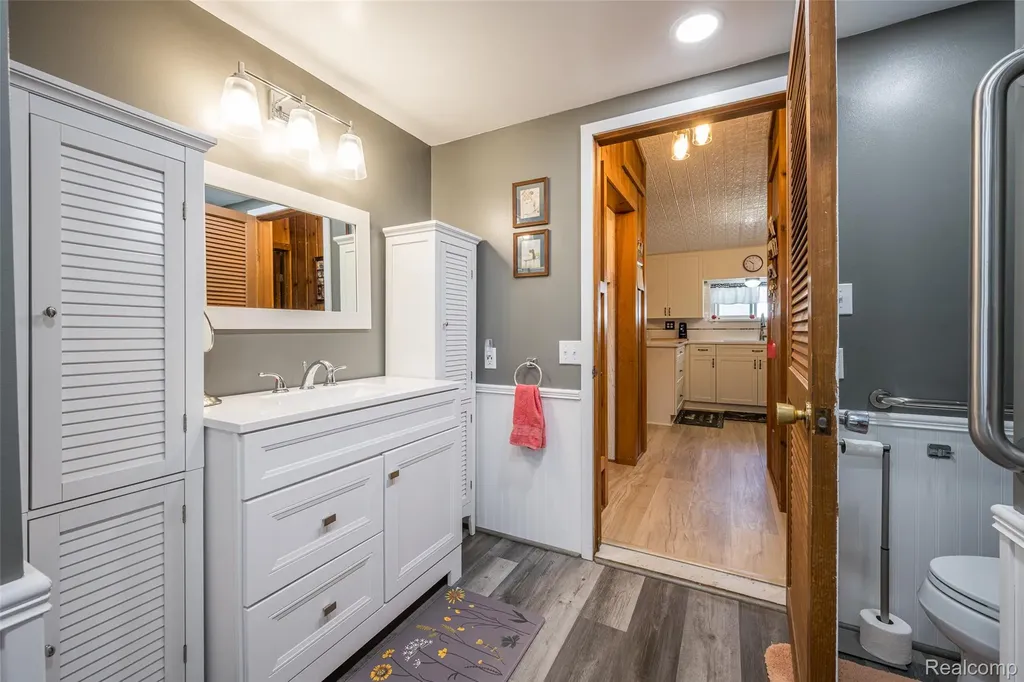 1656 S Riverside Drive Au Gres City MI 48703