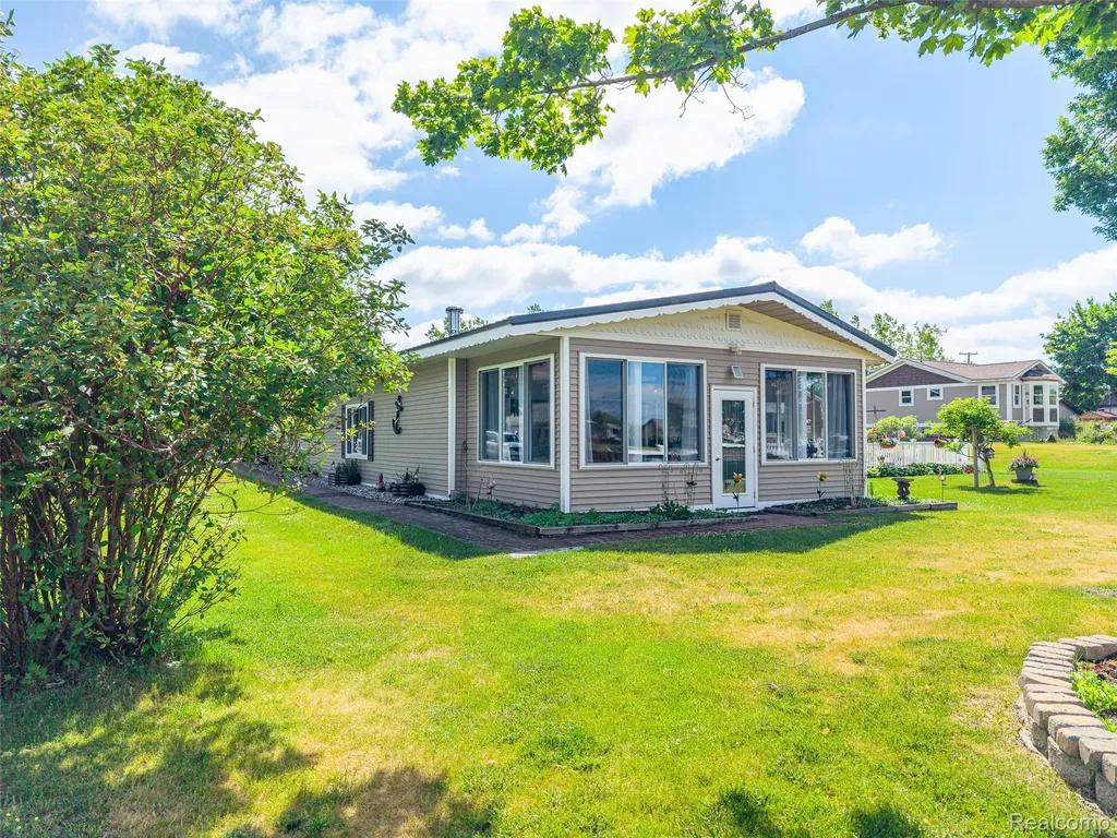 1656 S Riverside Drive Au Gres City MI 48703