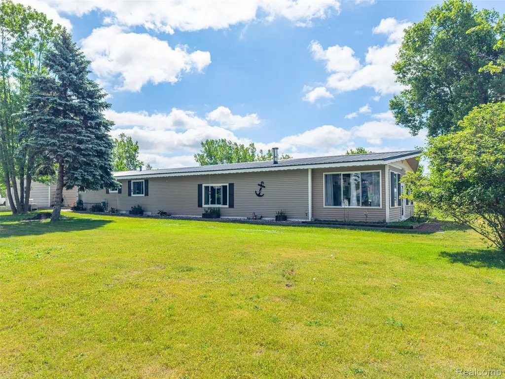1656 S Riverside Drive Au Gres City MI 48703