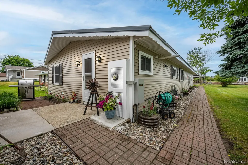 1656 S Riverside Drive Au Gres City MI 48703