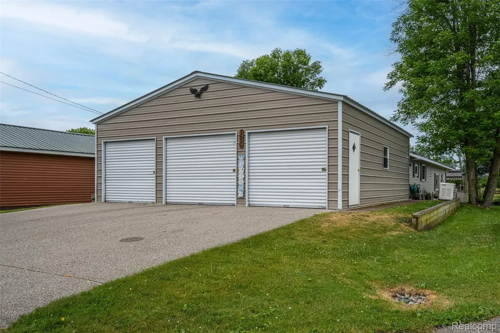 1656 S Riverside Drive Au Gres City MI 48703