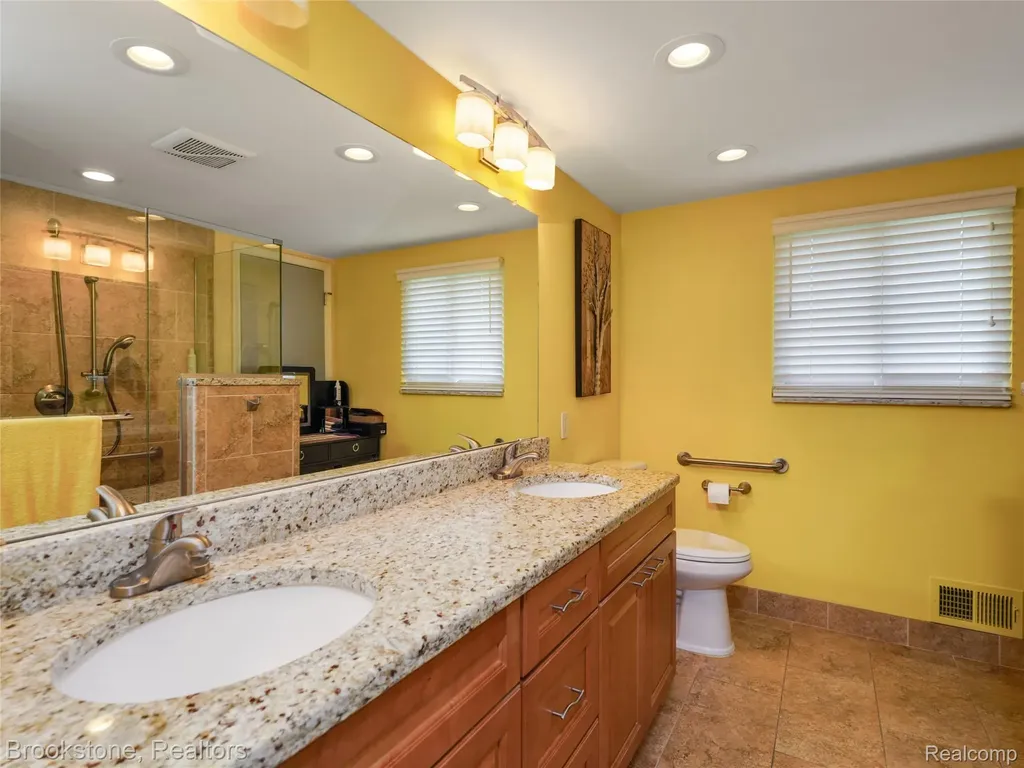 6042 Ravenswood Drive Shelby Charter Township MI 48316