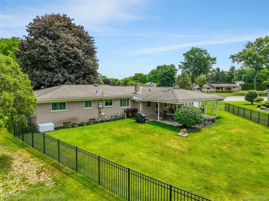 6042 Ravenswood Drive Shelby Charter Township MI 48316