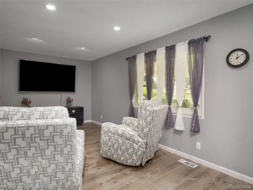 6042 Ravenswood Drive Shelby Charter Township MI 48316