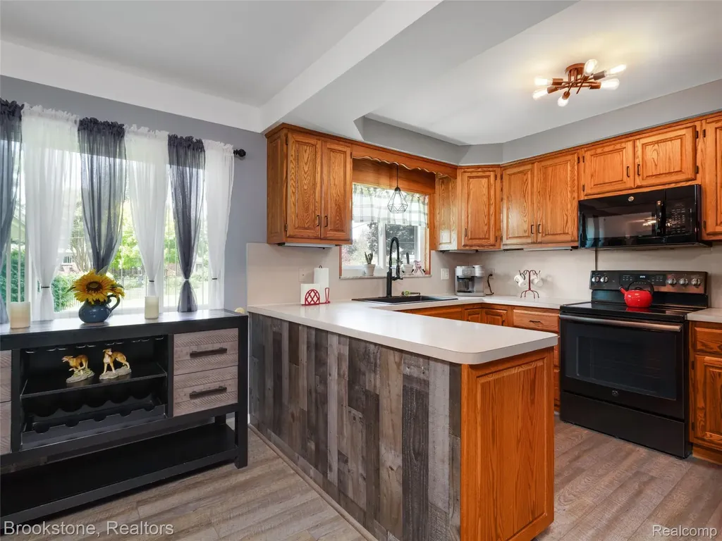 6042 Ravenswood Drive Shelby Charter Township MI 48316