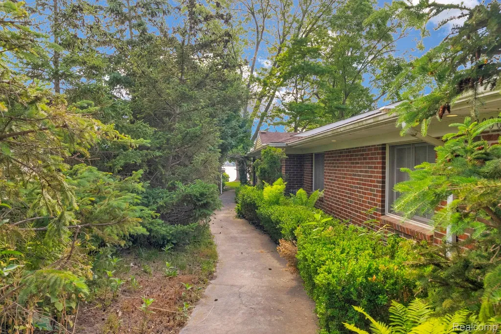 3080 Jackson Boulevard Highland Charter Township MI 48356