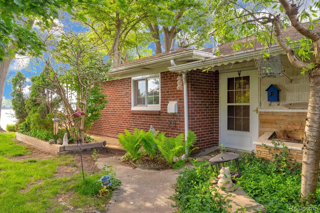 3080 Jackson Boulevard Highland Charter Township MI 48356