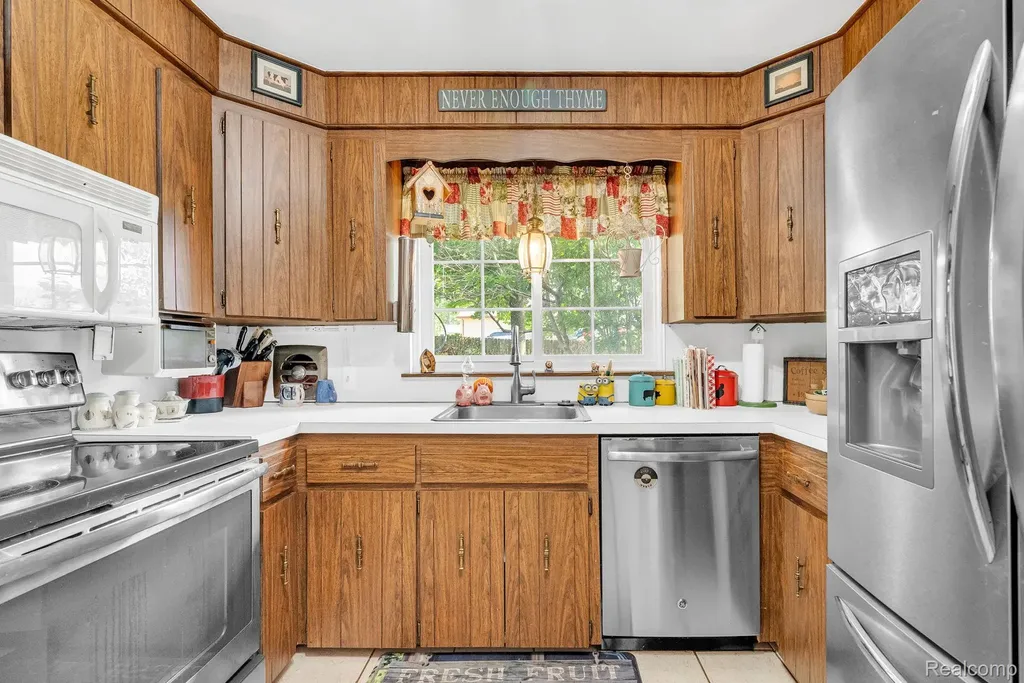 3080 Jackson Boulevard Highland Charter Township MI 48356