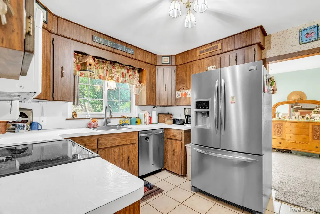 3080 Jackson Boulevard Highland Charter Township MI 48356