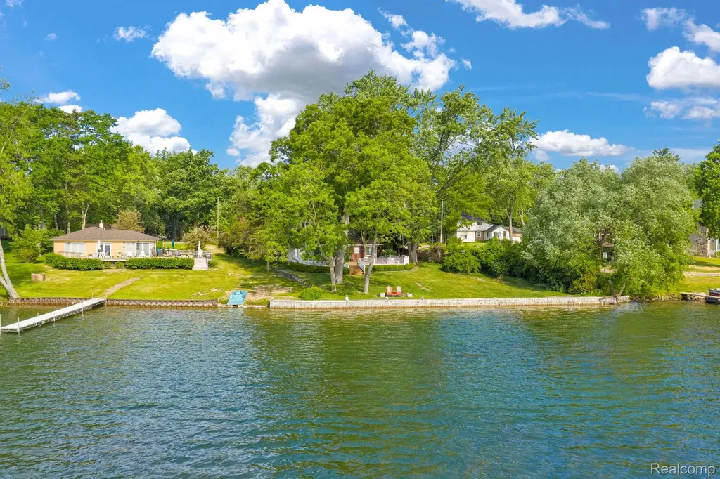 3080 Jackson Boulevard Highland Charter Township MI 48356