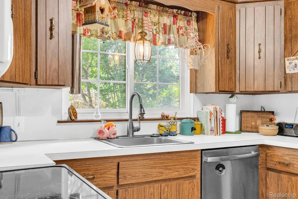 3080 Jackson Boulevard Highland Charter Township MI 48356