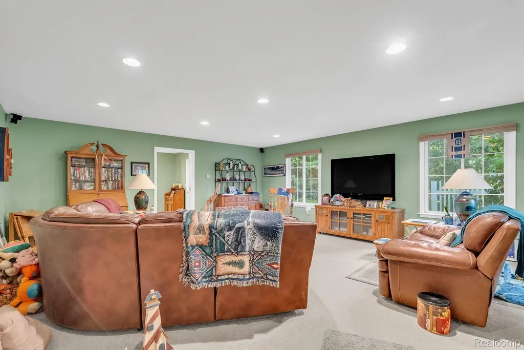 3080 Jackson Boulevard Highland Charter Township MI 48356