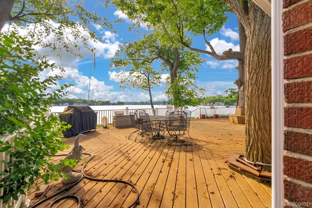 3080 Jackson Boulevard Highland Charter Township MI 48356