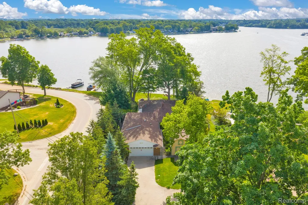 3080 Jackson Boulevard Highland Charter Township MI 48356