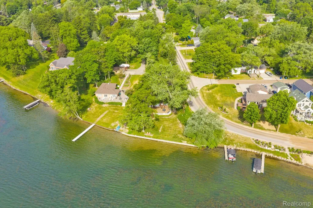 3080 Jackson Boulevard Highland Charter Township MI 48356
