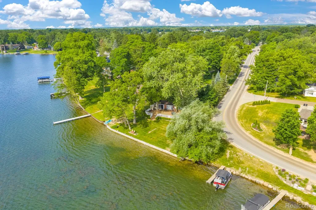 3080 Jackson Boulevard Highland Charter Township MI 48356