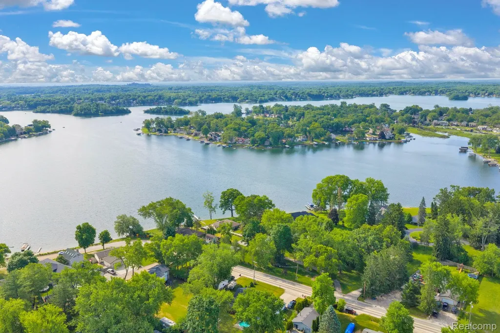 3080 Jackson Boulevard Highland Charter Township MI 48356