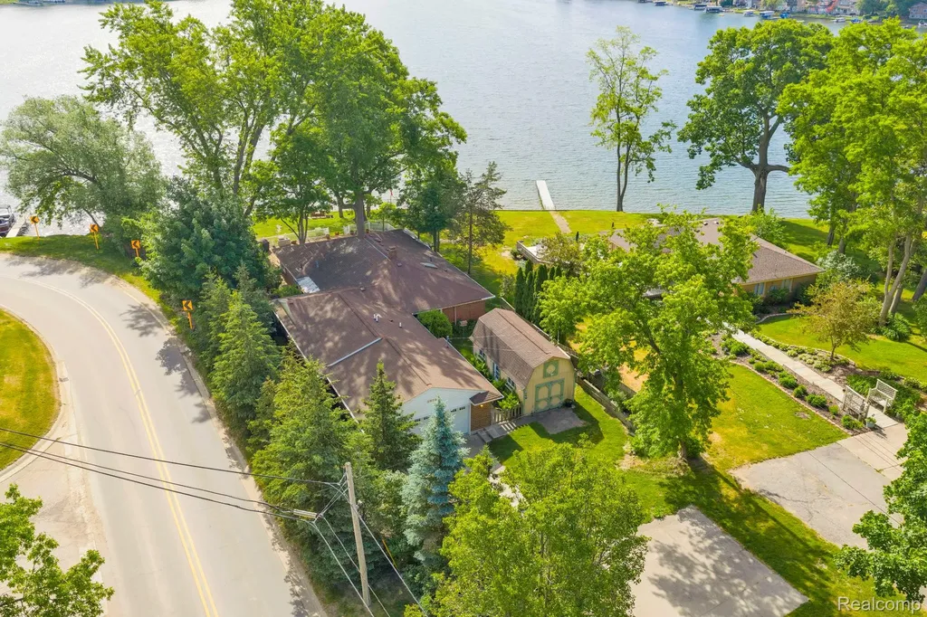 3080 Jackson Boulevard Highland Charter Township MI 48356