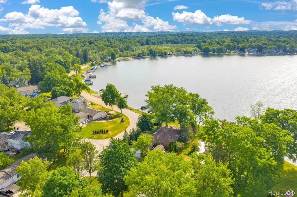 3080 Jackson Boulevard Highland Charter Township MI 48356