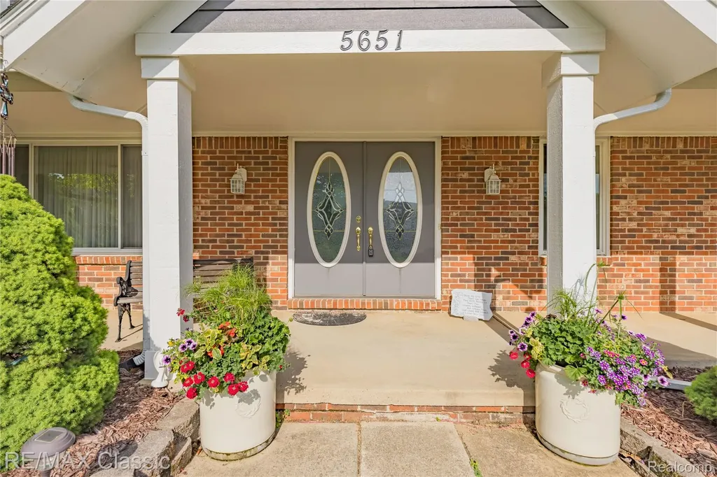 5651 Warrenshire Drive West Bloomfield Charter Township MI 48322