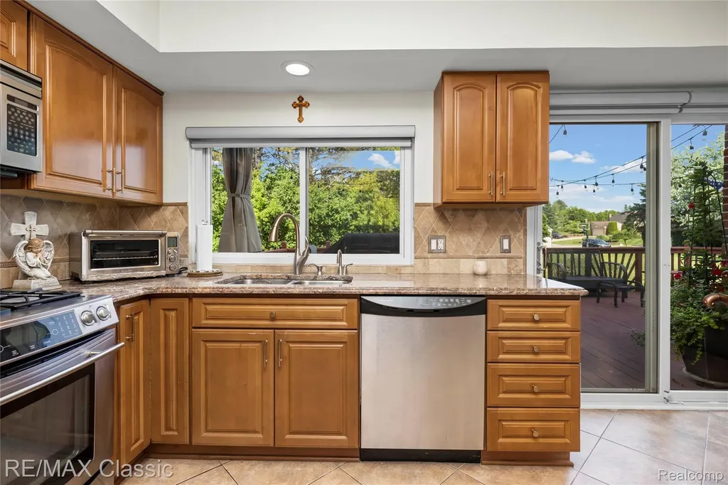 5651 Warrenshire Drive West Bloomfield Charter Township MI 48322