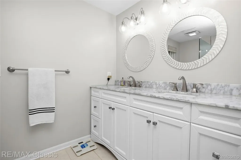 5651 Warrenshire Drive West Bloomfield Charter Township MI 48322