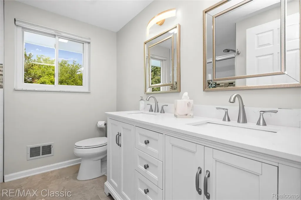 5651 Warrenshire Drive West Bloomfield Charter Township MI 48322