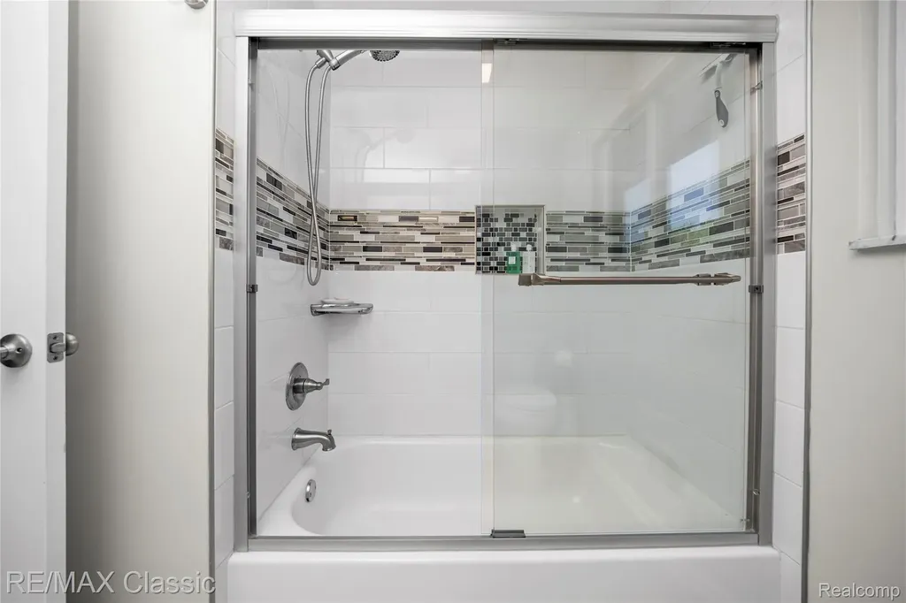 5651 Warrenshire Drive West Bloomfield Charter Township MI 48322