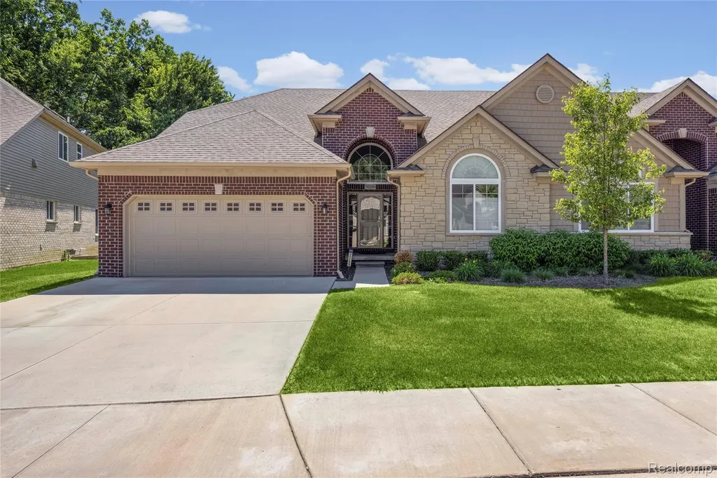 30289 Berghway Trail Warren City MI 48092