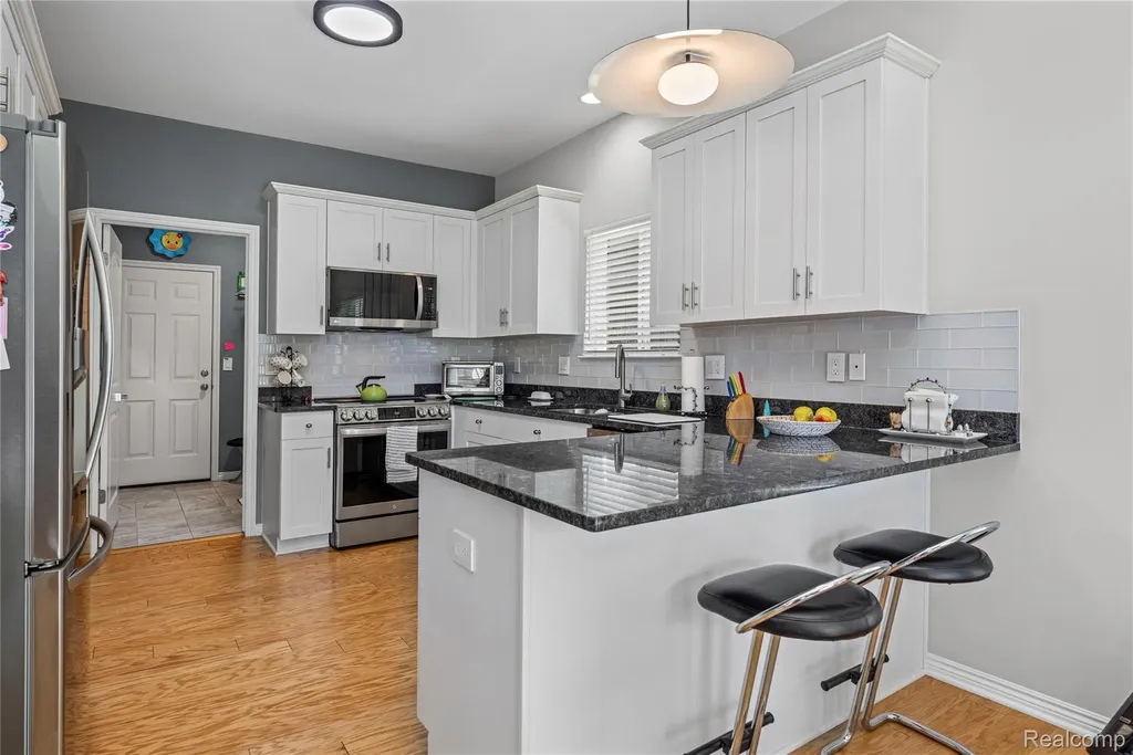 30289 Berghway Trail Warren City MI 48092