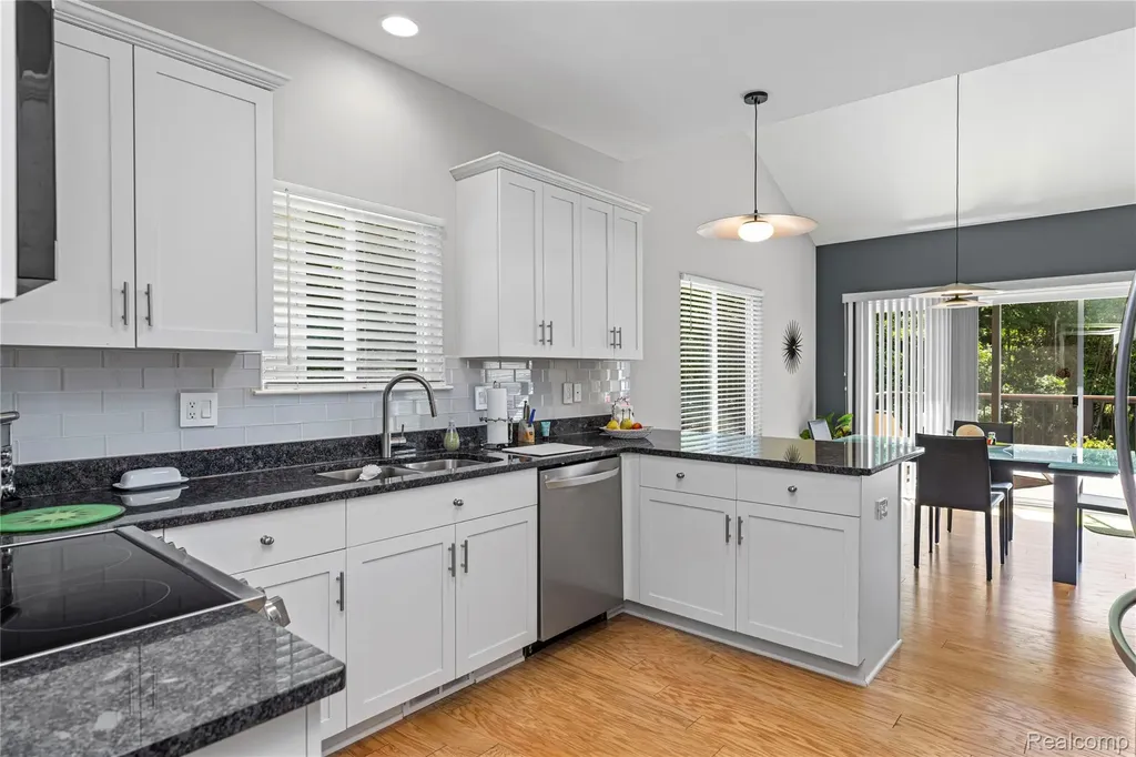 30289 Berghway Trail Warren City MI 48092