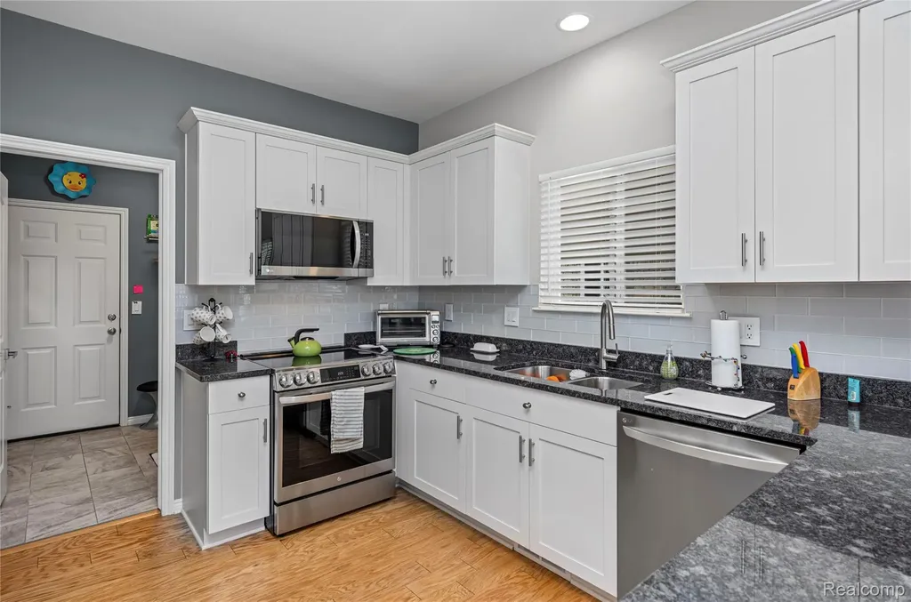 30289 Berghway Trail Warren City MI 48092