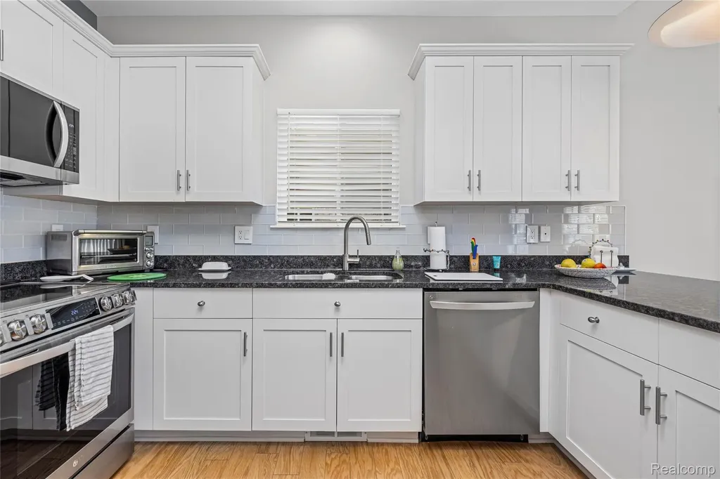 30289 Berghway Trail Warren City MI 48092