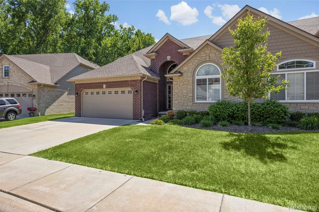 30289 Berghway Trail Warren City MI 48092