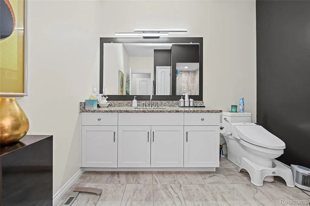 30289 Berghway Trail Warren City MI 48092