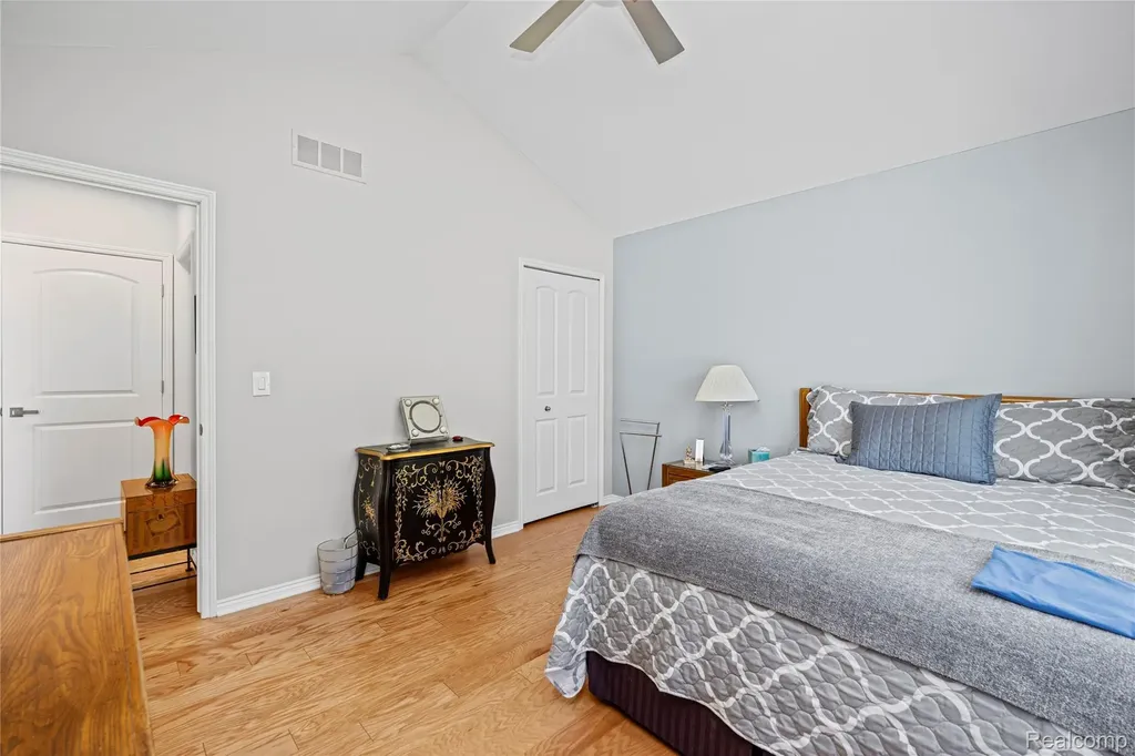 30289 Berghway Trail Warren City MI 48092