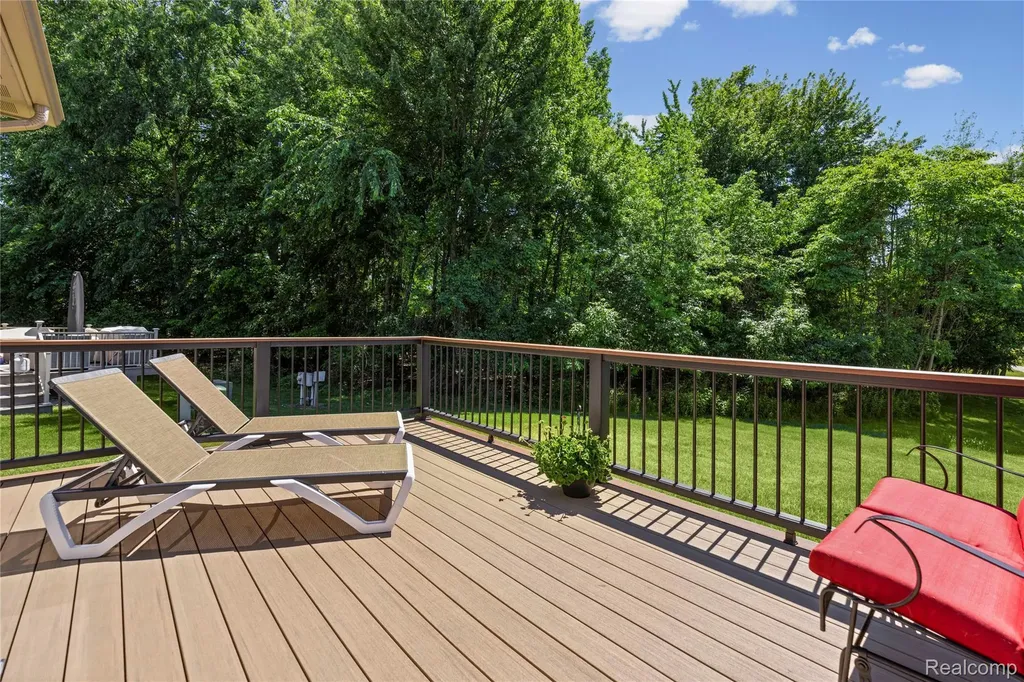 30289 Berghway Trail Warren City MI 48092