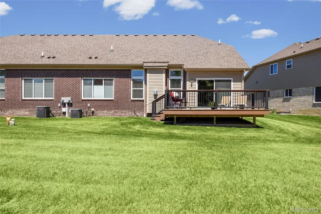 30289 Berghway Trail Warren City MI 48092